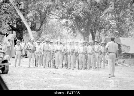 Pakistan - Bangladesch Bürgerkrieg Juni 1971; Ein großes Gebiet von Ost-Pakistan Gebiet ist unter der Kontrolle von Bangladesch Freiheitskämpfer. Diese Bilder wurden auf Patrouille mit einer operativen Einheit, deren Lager ist im Dschungel nur innerhalb der indischen Grenze.; O Ihr Bild zeigt: Truppen im Lager vorbereiten, gehen auf Operationen Stockfoto