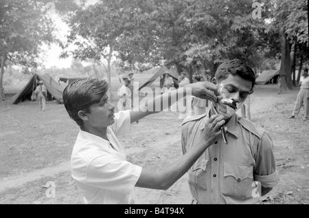 Ein großes Gebiet von Ost-Pakistan Gebiet ist unter der Kontrolle von Bangladesch Freiheitskämpfer. Diese Bilder enstanden auf Patrouille mit einer operativen Einheit, deren Lager im Dschungel gleich hinter der Grenze zu Indien ist. Stockfoto