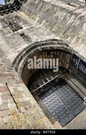 Stadt von Lancaster, England. Seitlicher Blick auf den Haupteingang zum HM Prison Lancaster Castle und Crown Court. Stockfoto