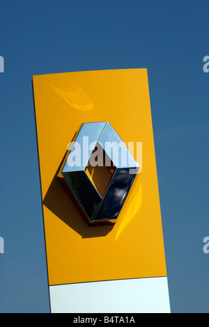 Renault Autohaus Autofahnen Logo Firma Französisch Frankreich Autos Hersteller Autohersteller gelb weiß staatlich finanzierten Handel unterstützt Stockfoto