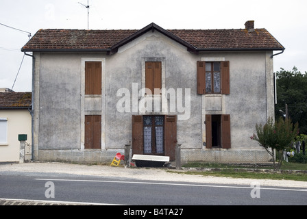 Fassade von bleak House in Frankreich mit verschiedenen Objekten liegen vor, einschließlich einer stillgelegten Bad und gebrochenen Childs Folie Stockfoto