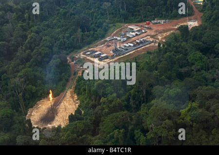 Luftaufnahmen von onshore-Öl und Gas gut Rig Website zeigen Verarbeitung Anlage und Sicherheit Flare in abgelegenen Regenwald Lage, Gabun Stockfoto