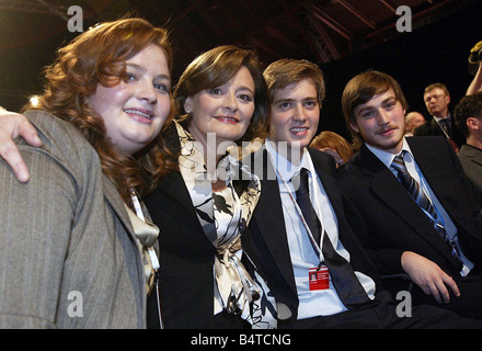 Blair Familie gemeinsam im Publikum für Tony Blair s letzte Rede Konferenz als Leader Manchester Labour Conference vom linken Katherine Cherie Euan und Nick Stockfoto