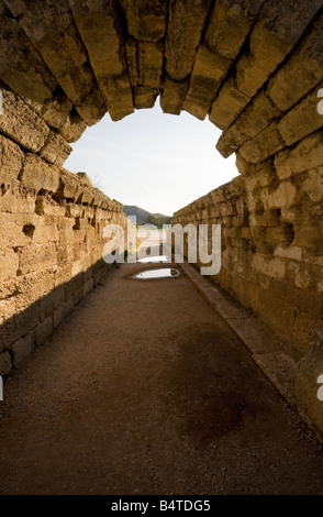 Bogen Sie über Tunnel führt zum Stadion Heiligtum von Olympia Peloponnes Griechenland Stockfoto