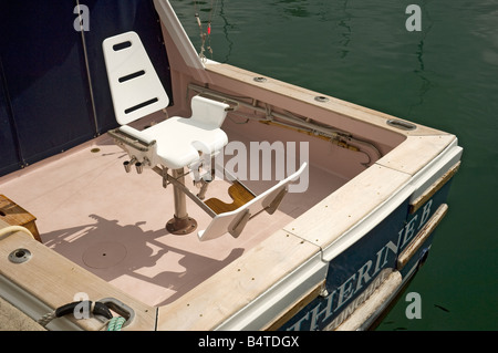 Leerer Stuhl auf einem Wildfischerboot zur Miete Funchal Harbour Madeira Portugal EU Europa Stockfoto