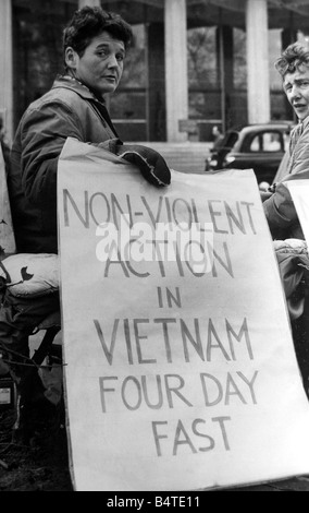 Pazifistischen Aktivistin Pat Arrowsmith auf eine viertägige schnell in einen gewaltfreien Protest gegen den Vietnamkrieg sitzen außerhalb der US-Botschaft in Grosvenor Square in London März 1968 Stockfoto