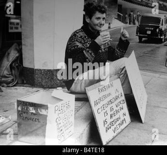 Pazifistischen Aktivistin Pat Arrowsmith sitzen auf den Bordstein mit Sammlung Geld vor der russischen Botschaft, während ihr sieben-Tage-Protest und schnell gegen die russische Besetzung der Tschechoslowakei im August 1968 Stockfoto