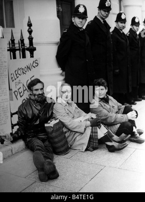 Pazifistischen Aktivistin Pat Arrowsmith direkt mit anderen Demonstranten der Aktion für den Frieden in Vietnam sitzt auf dem Bürgersteig vor Wlliott Automatisierung s Büros in Portland Place August 1968 Stockfoto