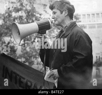 Pazifistischen Aktivistin Pat Arrowsmith, der auf der Flucht vor einem offenen Gefängnis sprechen in ein lautes Hailer bei einer Kundgebung in Hyde Park London September 1974 Stockfoto