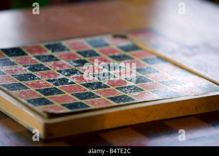 Ein altes Schachbrett auf einem Holztisch. Stockfoto