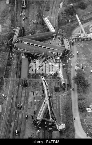 Colwich Junction Schiene Crash das Wrack aus der Luft September 1986 mehrere Wagen entgleist, wenn die überfüllten Inter City Dienstleistungen an Colwich Kreuzung in der Nähe von Rugeley zwei Personenzüge stürzte in Staffordshire kollidierte eine Person tötend und verletzen fast 100 weitere verletzte, um die nahe gelegenen Stafford allgemeine Krankenhaus einen der Züge ergriffen wurden von London nach Manchester reiste und die anderen von Liverpool nach London, beide waren voller Leute weggehen für das Wochenende A British Rail, zur Zeit-Sprecher sagte drückt die Bewegung sehr schnell zwischen Stationen würde Stockfoto