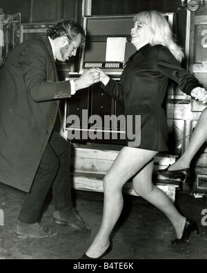 David und Caroline Page von Ilford Rock entfernt an der Black Raven Pub in Bishopsgate London Teddyboys entstehen an einem Freitag Abend hier und legen Sie die Uhr zurück in die 1950er Jahre 50er Jahre Mode-Kleidung August 1970 mirrorpix Stockfoto