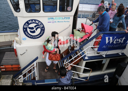 ein paar Kampf um einen Kinderwagen von der St Mawes Fähre in Falmouth, Cornwall, UK Stockfoto