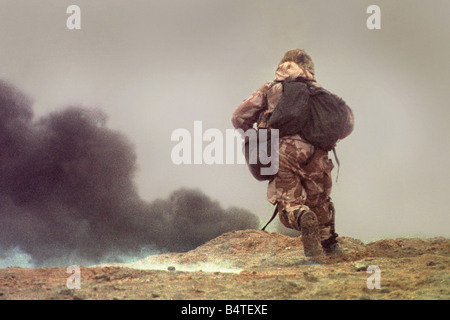 Golf-Krieg britische Armee 1991 die einzige Fotos, auf denen Bodentruppen in Aktion vor 10 Jahren in der irakischen Wüste während der Aktion zur Befreiung von Kuwait Mike Moore Private Thomas Gow fotografiert wie er in den Sand vor feindlichem Feuer von vergrabenen Mannschaftswagen unter Beschuss Gow springt auf und läuft nach vorne über die Mine verstreut liegt keine mans Land zeigt Kugeln auf den Boden von ihm Crouching unten Gow wirft eine Granate und zerstört das gegnerische Fahrzeug erlauben der Vormarsch weiterhin Private Gow erhielt die militärische Medaille von der Königin für seine Tapferkeit am Morgen Mirrorpix Stockfoto