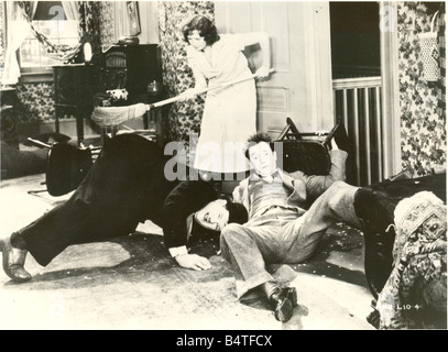 Laurel Hardy Comedy-Duo Stan Laurel und Oliver Hardy in Szene aus ihren ersten Fehler Film mit Mae Busch Stockfoto
