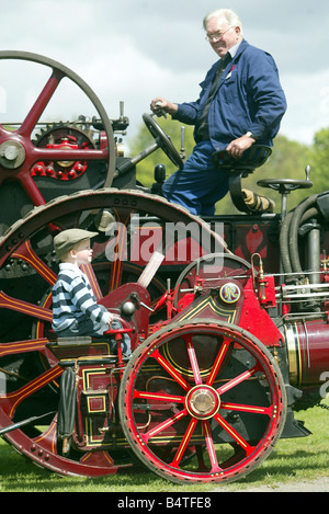 Wenig n großen Big n kleinen A Zugmaschine Rallye bei Beamish Museum Little David Reed 3 von Shotley Brücke auf einer Miniatur Eskdale Frank Carrington an einem Ruston Hornsby allgemeine Zweck Motor Stockfoto