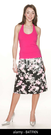 Wars Mode Kleidung Feature 2004 sind Marks and Spencer Preisgestaltung selbst aus dem Markt 3Style vergleicht M-S-Bereich, wenn mit Primark Modell Studio Pix PRIMARK TOP 2 50 Rock 8 50 Kleidung zu speichern Stockfoto