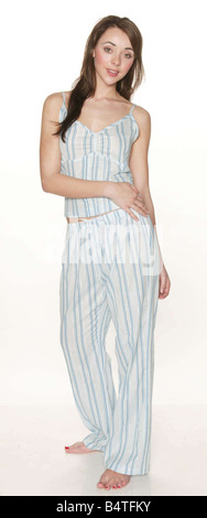 Speichern Sie Wars Mode Kleidung Feature 2004 sind Marks and Spencer Preisgestaltung selbst aus dem Markt 3Style vergleicht M-S-Bereich, wenn Kleidung mit Primark Model Studio Pix PRIMARK PJ S 10 Stockfoto