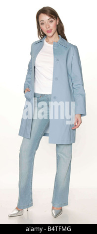 Wars Mode Kleidung Feature 2004 sind Marks and Spencer Preisgestaltung selbst aus dem Markt 3Style vergleicht M-S-Bereich, wenn Primark Modell Studio Pix M S MAC 65 Kleidung zu speichern Stockfoto