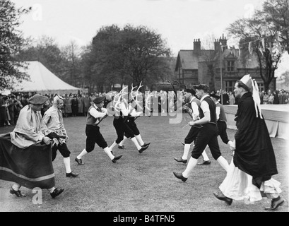 Die Kings College Morris Männer im Bild während der Äbte Bromley Horn Tanz statt eines der Attraktionen auf der Gartenparty Royal Victoria Infirmary Zweihundertjahrfeier feste 1751 1951 in der Ausstellung Park Maulwurf Stockfoto