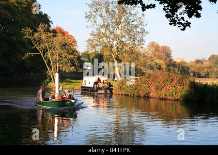 Kanalboot auf dem Fluss Wey Guildford Surrey England Stockfoto