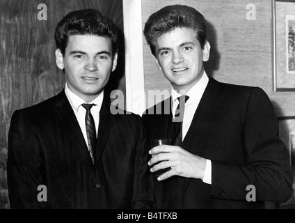 Die Everly Brothers Don links und rechts Phil sind zurück in England für ein Gesang-tour Stockfoto