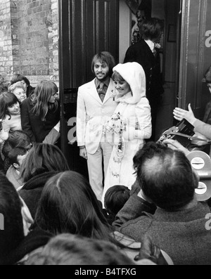 Pop-Sängerin Lulu einen viktorianischen Stil Outfit waring heiratete Maurice Gibb von den Bee Gees bei St James s Pfarrei Kirche von Gerrard s Cross Böcke Stockfoto