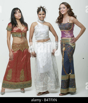 Bollywood-Funktion Mai 2004 SOFIA HAYAT RIVONA ESSOP HEIDI MUMFORD Wearing indischen Stil Kleidung Mode Kleidung Stockfoto