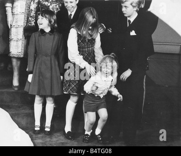 Die Hochzeit von Prinzessin Anne und Capt Mark Phillips Westinster Abtei 14. November 1973 Tränen aus Litlle Lord Nicholas Windsor ist als seine Schwester Lady Helen Windsor versucht ihn zu trösten, Marina Ogilvy auf der linken Seite Stockfoto