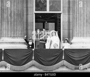 Die Hochzeit von Prinzessin Anne und Capt Mark Phillips in Westinster Abbey 14. November 1973 das Paar auf dem Balkon mit Prinz Edward und Lady Sarah Armstrong-Jones Stockfoto