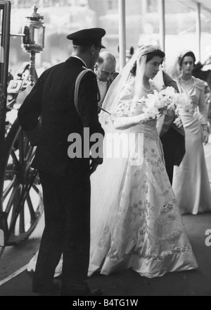 Prinzessin Elizabeth Königin Elizabeth II. heiratet den Herzog von Edinburgh 20. November 1947 Prinzessin Elizabeth Ankunft in Westinster Abbey mit ihr Vater König George VI Stockfoto
