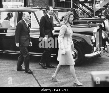 Die Hochzeit von Prinzessin Anne und Capt Mark Phillips in Westinster Abbey 14. November 1973 das Paar dabei, ihr Flugzeug am Flughafen Heathrow für ihre Hochzeitsreise nach Barbados Stockfoto