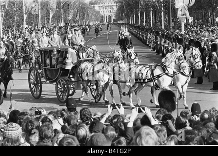 Die Hochzeit von Prinzessin Anne und Capt Mark Phillips in Westinster Abbey 14. November 1973 das Paar Ankunft im Buckingham-Palast in der Glas-Trainer Stockfoto