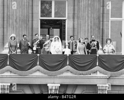 Die Hochzeit von Prinzessin Anne und Capt Mark Phillips in Westinster Abbey 14. November 1973 die Hochzeit party auf dem Balkon des Buckingham Palastes Stockfoto