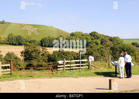 Besucher der Region von Cerne Abbas in Dorset anzeigen den heidnischen Fruchtbarkeit Mann, bekannt als der Cerne Abbas Giant Stockfoto