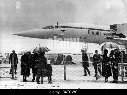 Concorde zu Heathrow Flughafen im Schnee mit der Königin und der Herzog von Edinburgh an Bord für Bahrain zu Beginn der Königin s Tour des Nahen Ostens Februar 1979 verlassen Stockfoto