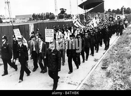 Nationale Front März Nuneaton A riesige Force der Polizei gesättigt Stadtzentrum gestern wie der nationalen Front angekündigt, dass wir marschieren in Nuneaton das Geheimnis März führte zu 10 Verhaftungen und links ein Marcher und drei Polizisten verletzt es wurden 500 NF Demonstranten und über 200 im Protest März A Gegenkraft des 1 500, die Polizei von mehreren Kräften dienten die Route von Polizeipräsident Herr Roger Birke Nuneaton s Labour MP Herrn Leslie Huckfield angegeben wurde war wütend, dass der Marsch voran gehen durfte und geschworen, um für die Einführung von Rechtsvorschriften zu drücken, um zu verhindern, dass dies nicht wieder geschieht Stockfoto