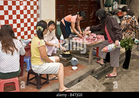 Vietnamesische Frau, die Fleisch am Metzgerstand auf dem Markt in der Innenstadt zubereitet, Hanoi Vietnam Stockfoto
