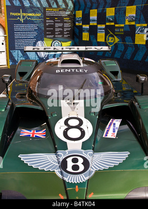 2003 Bentley Speed 8 auf dem Display beim Goodwood Festival of Speed, Sussex, UK. Ansicht von vorne. Stockfoto