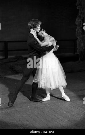 Rudolf Nureyev und Margot Fonteyn gesehen hier während der Proben an der Royal Ballet Covent Garden Unterhaltung Tanz Ballett Performance April 1962 der 1960er Jahre Mirrorpix 1962 360 13 jpg Stockfoto