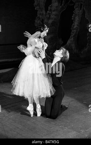 Rudolf Nureyev und Margot Fonteyn gesehen hier während der Proben an der Royal Ballet Covent Garden Unterhaltung Tanz Ballett Performance April 1962 der 1960er Jahre Mirrorpix 1962 360 16 jpg Stockfoto