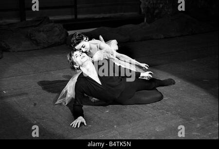 Rudolf Nureyev und Margot Fonteyn gesehen hier während der Proben an der Royal Ballet Covent Garden Unterhaltung Tanz Ballett Performance April 1962 der 1960er Jahre Mirrorpix 1962 360 21 jpg Stockfoto