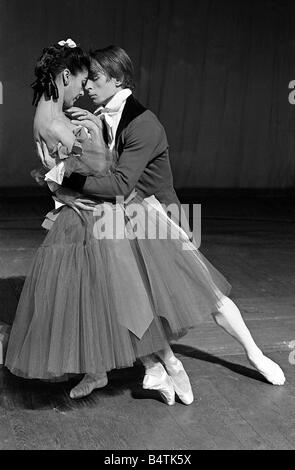 Rudolf Nureyev und Margot Fonteyn gesehen hier während der Presse-Aufruf für die königlichen Ballets neueste Produktion Marguerite und Armand Stockfoto