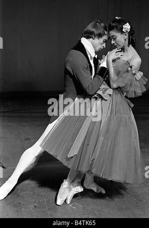 Rudolf Nureyev und Margot Fonteyn gesehen hier während der Presse-Aufruf für die königlichen Ballets neueste Produktion Marguerite und Armand Stockfoto