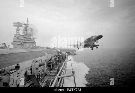 Ein Phantom-Flugzeug startet aus dem neuen abgewinkelte Flugdeck der HMS Ark Royal im Ärmelkanal nach 30 Millionen Pfund Refit 1970 Mirrorpix Mai Stockfoto