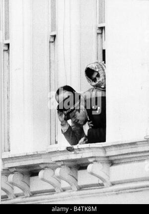 Ein Polizist aus dem e-Fenster von der iranischen Botschaft stützte sich mit beiden Terroristen während maskiert den fünfte Tag der iranische Botschaft-Belagerung als Verhandlungen fortgesetzt Mai 1980 Stockfoto