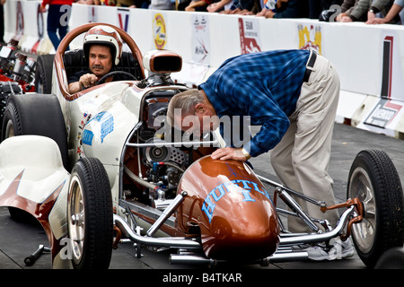 Das "gackern Fest" beim Goodwood Festival of Speed, Sussex, UK ist 1959 Hustler Dragster der Art Chrisman vorbereitet. Stockfoto