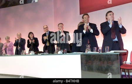 Mo Mowlam macht ihrer Rede auf der Konferenz von Labour Party Sep 2000 mit Standing Ovations von der Bank mit Tony Blair und John Prescott klatschte Stockfoto