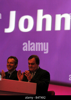 Tony Blair und John Prescott auf den Labour-Parteitag September 2004 Ministerpräsident Vizepremierminister klatschte Politiker Politiker Politik der 2000er Jahre Mirrorpix Stockfoto