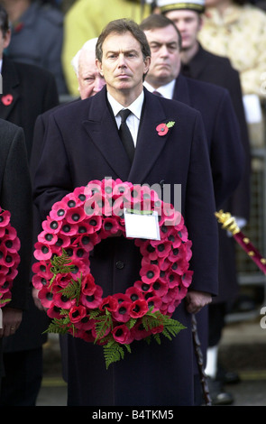 Remembrance Sunday Service London November 2000 Tony Blair legt einem Kranz nieder, während der jährlichen Gedenktag Service im Kenotaph Memorial Whitehall London This Service Commemerates die Soldaten, die für Großbritannien in beiden Weltkriegen gestorben sind und andere Konflikte wie der Golf Krieg in diesem Jahr den 80. Jahrestag des 11. November Waffenstillstandes Kämpfe im ersten Weltkrieg Stockfoto